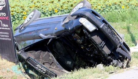 Osijek 14. 08. 2025, Prometna nesreća na Tenjskoj cesti kod biv&scaron;eg Ploljoprivrednog fakulteta. Audi zavr&scaron;io u kanalu. Vozač audia odvezen u KBC Osijek. Do prometne nesreće do&scaron;lo je zbog bezobzirnog i nepropisnog pretjecanaj kolone vozila koja se kretala iz pravca Tenje prema Osijeku, kada je volzilo Toyota Raw 4, navodno austriskih registarskih oznaka zakvačila vozilo Audi, i zatim pobjeglo s mjesta nesreće. Policija, hitna, u očekivanju očevida...snimio GOJKO MITIĆ