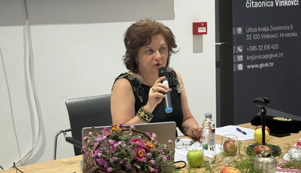 VINKOVCIDr. sc. Anica Bilić, znanstvena savjetnica u trajnom izboru i upraviteljica vinkovačkog Centra za znanstveni rad HAZU, održala je znanstveno predavanje "Zlatna i rumena jabuka u kulturnom imaginariju" rujan 2025.