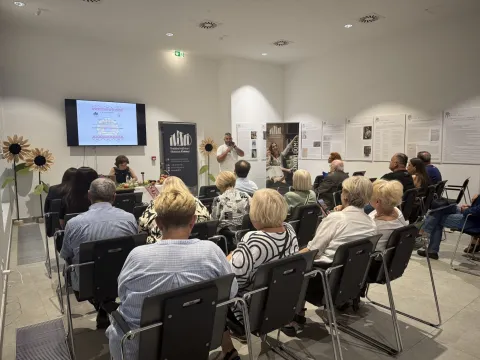 VINKOVCIDr. sc. Anica Bilić, znanstvena savjetnica u trajnom izboru i upraviteljica vinkovačkog Centra za znanstveni rad HAZU, održala je znanstveno predavanje "Zlatna i rumena jabuka u kulturnom imaginariju" rujan 2025.