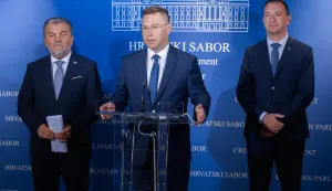 Zagreb, 17.09.2025. - Saborski zastupnici iz Kluba HDZ-a Marko Pavić, Nikola Mažar i Petar &Scaron;imić komentirali su najnoviji paket mjera Vlade RH za pomoć građanima.Na fotografiji Petar &Scaron;imić, Marko Pavić, Nikola Mažar.foto HINA/ Edvard &Scaron;U&Scaron;AK