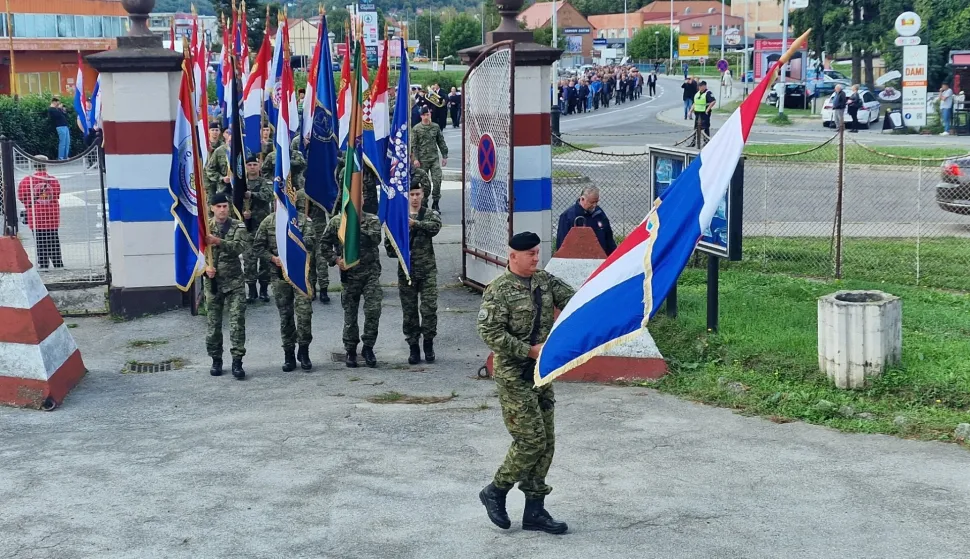 POŽEGA - Svečano i dostojanstveno branitelji i stanovnici Požeško-slavonske županije prisjetili su se 17. rujna 1991. godine, kada je nakon četiri dana opsade oslobođena vojarna u Požegi. U organizaciji UHDDR-a Požeško-slavonske županije te pod pokroviteljstvom Požeško-slavonske županije i ove godine, 11. put za redom, svečano je obilježen Dan branitelja Požeško-slavonske županije te 34. godišnjica oslobođenja požeške vojarne.