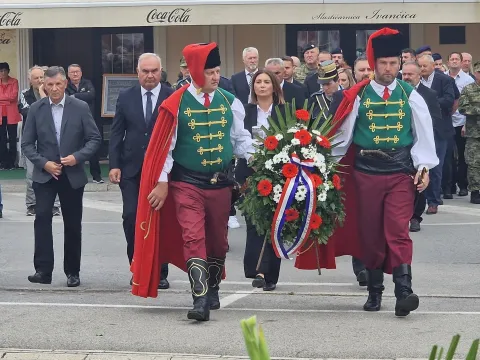 POŽEGA - Svečano i dostojanstveno branitelji i stanovnici Pože&scaron;ko-slavonske županije prisjetili su se 17. rujna 1991. godine, kada je nakon četiri dana opsade oslobođena vojarna u Požegi. U organizaciji UHDDR-a Pože&scaron;ko-slavonske županije te pod pokroviteljstvom Pože&scaron;ko-slavonske županije i ove godine, 11. put za redom, svečano je obilježen Dan branitelja Pože&scaron;ko-slavonske županije te 34. godi&scaron;njica oslobođenja pože&scaron;ke vojarne.