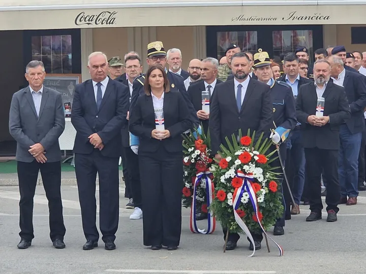 POŽEGA - Svečano i dostojanstveno branitelji i stanovnici Požeško-slavonske županije prisjetili su se 17. rujna 1991. godine, kada je nakon četiri dana opsade oslobođena vojarna u Požegi. U organizaciji UHDDR-a Požeško-slavonske županije te pod pokroviteljstvom Požeško-slavonske županije i ove godine, 11. put za redom, svečano je obilježen Dan branitelja Požeško-slavonske županije te 34. godišnjica oslobođenja požeške vojarne.