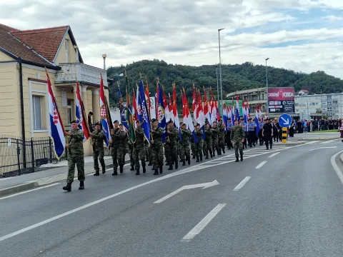 POŽEGA - Svečano i dostojanstveno branitelji i stanovnici Pože&scaron;ko-slavonske županije prisjetili su se 17. rujna 1991. godine, kada je nakon četiri dana opsade oslobođena vojarna u Požegi. U organizaciji UHDDR-a Pože&scaron;ko-slavonske županije te pod pokroviteljstvom Pože&scaron;ko-slavonske županije i ove godine, 11. put za redom, svečano je obilježen Dan branitelja Pože&scaron;ko-slavonske županije te 34. godi&scaron;njica oslobođenja pože&scaron;ke vojarne.