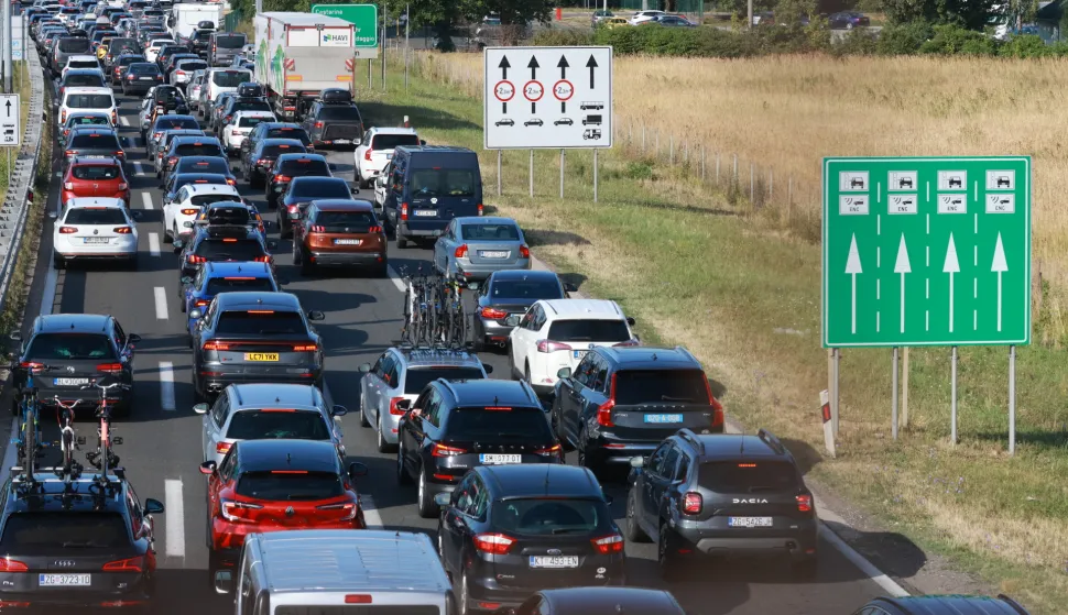 Zagreb.12.7.2025.- Ovogodišnje gužve na naplatnim kućicama Lučko.Foto HINA/ Tomislav Pavlek/ tpautocesta, gužva, promet