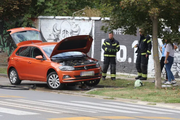 Osijek, 17. 09. 2025, Divaltova ulica oko broja 224... Tehnička intervencija JVP Osijek. Vatrogasci su spa&scaron;avali malu macu koja se uvukla u podvozije automobila mlade sugrađanke I. G. iz Osijeka. Priča je počela jo&scaron; na ulici Sv. Leopolda Mandića u blizini Inetrspara kada se vozačica zustvila u koloni i jedan sugrananin je poku&scaron;ao spasiti malu macu s ceste i tom prilikom maca se uvukla u podvozije alutomobila I.G. Zausavljajući se na prkirali&scaron;tu vozačica je začula mijaukanje koje je dopiralo iz podvozija auta&nbsp;... Tu su uskočili vatrogasci JVP Osijek i nakon uspje&scaron;ne akcije spasili malu macu koju je na kraju udomila jedna anonimna ali humana osječanka.....snimio GOJKO MITIĆ