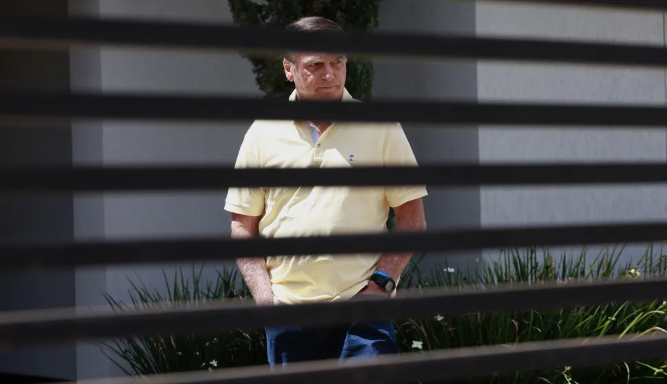 epa12349669 Brazil's former president Jair Bolsonaro walks at his residence in Brasilia, Brazil, 03 September 2025. Bolsonaro's defense team denied before the Supreme Court that the former Brazilian president participated in a coup plot and reduced the prosecution's accusation to 'suppositions' in a session that has left the trial ready for sentencing. EPA/SEBASTIAO MOREIRA