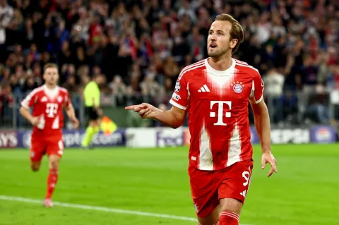 epa12385680 Harry Kane of Munich celebrates with teammates after scoring the 2-0 lead by penalty during the UEFA Champions League league phase match between Bayern Munich and Chelsea in Munich, Germany, 17 September 2025. EPA/ANNA SZILAGYI