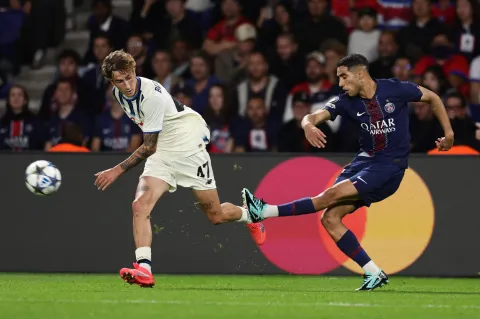 epa12385645 Acharaf Hakimi of Paris Saint Germain (R) in action against Lorenzo Bernasconi of Atalanta BC during the UEFA Champions League league phase match between Paris Saint-Germain and Atalanta BC in Paris, France, 17 September 2025. EPA/TERESA SUAREZ