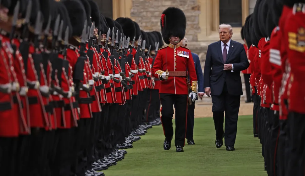 epa12384720 A handout photo made available by the British Ministry of Defence shows US President Donald J. Trump (C-R) as he reviews the Guard of Honour during his state visit to the UK, at Windsor Castle in Windsor, Britain, 17 September 2025. Britain's King Charles III is hosting US President Trump during his second official state visit to the UK from 17 to 19 September 2025. EPA/Tim Hammond/RAF/UK MOD HANDOUT HANDOUT EDITORIAL USE ONLY/NO SALES