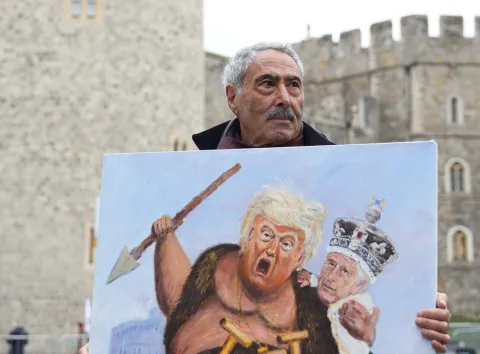 epa12384264 Satirist Kaya Mar holds a painting at Windsor Castle in Windsor, Britain, 17 September 2025. Britain's King Charles III is to host US President Trump during his official state visit to the UK from 17 to 19 September 2025. EPA/NEIL HALL