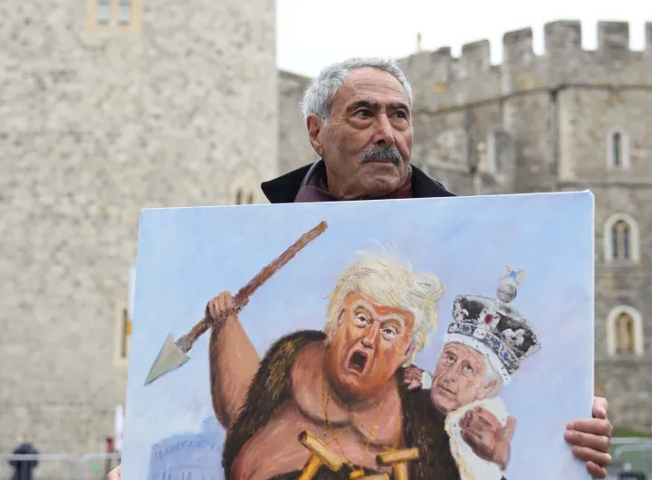 epa12384264 Satirist Kaya Mar holds a painting at Windsor Castle in Windsor, Britain, 17 September 2025. Britain's King Charles III is to host US President Trump during his official state visit to the UK from 17 to 19 September 2025. EPA/NEIL HALL
