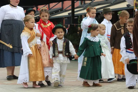 Vinkovci, 14. 09. 2025, 60. Vinkovačke jeseni. Dječji mimohod 2025. Mimohod dječjih folklornih skupina. KUD "Filipovčice" Komletinci.snimio GOJKO MITIĆ