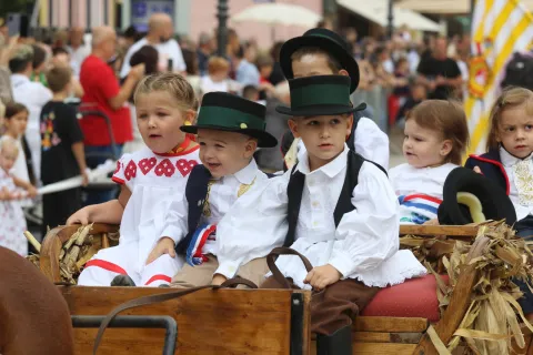 Vinkovci, 14. 09. 2025, 60. Vinkovačke jeseni. Dječji mimohod 2025. Mimohod dječjih folklornih skupina.snimio GOJKO MITIĆ
