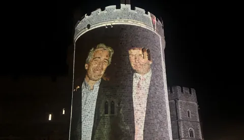 Muškarci koji su uhićeni nakon što su fotografije američkog predsjednika Donalda Trumpa s Jeffreyjem Epsteinom obasjale dvorac Windsor pušteni su uz jamčevinu, priopćila je policija u četvrtak.