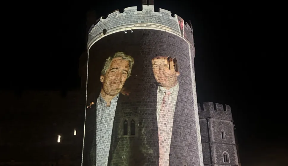 Muškarci koji su uhićeni nakon što su fotografije američkog predsjednika Donalda Trumpa s Jeffreyjem Epsteinom obasjale dvorac Windsor pušteni su uz jamčevinu, priopćila je policija u četvrtak.