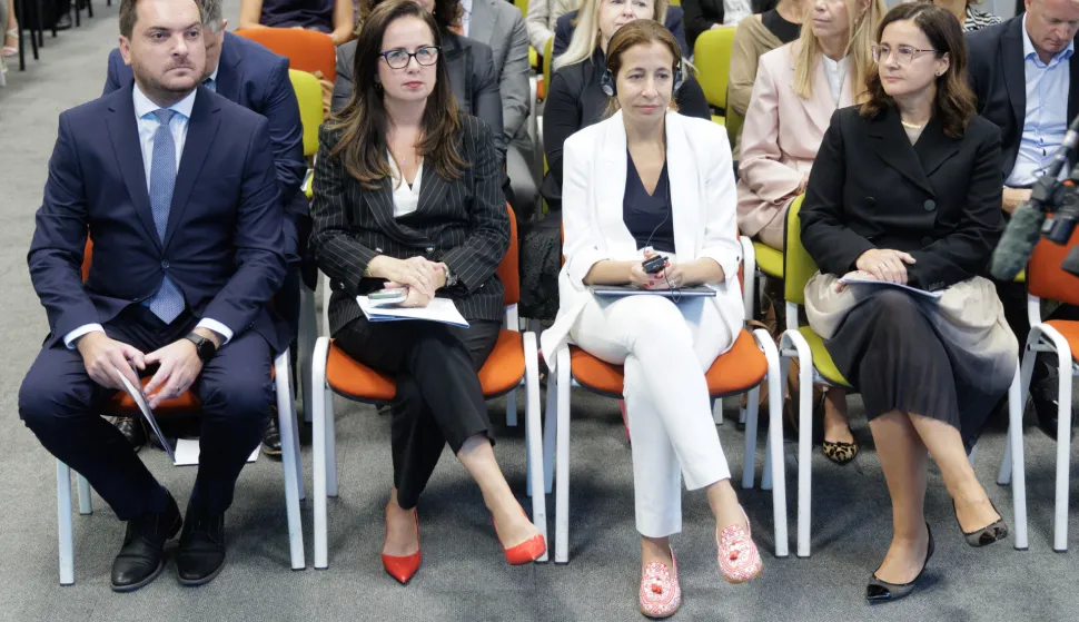 Zagreb, 18.09.2025. -Na konferenciji "Poslovne prilike za poduzetnike u projektima koje financira IFC" u organizaciji Hrvatske udruge poslodavaca (HUP), Ministarstva financija i Međunarodne financijske korporacije-IFC (International Financial Corporation) sudionici će moći doznati više o globalnim i lokalnim projektima koje IFC financira.Na fotografiji Stipe Župan, Irena Weber, Ines Rocha. HINA/ Edvard ŠUŠAK