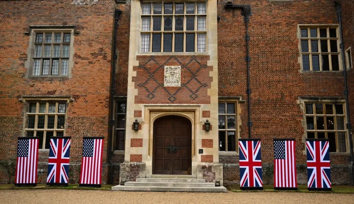 epa12386596 The US flag, known as the 'stars and stripes' and the British union flag are displayed ahead of the meeting with US President Donald J. Trump and British Prime Minister Keir Starmer at the entrance to Chequers, the country residence of the Prime Minister in Aylesbury, Britain, 18 September 2025. President Trump is on his second state visit to the UK where he met with the King and will meet with the Prime Minister. EPA/CHRIS J. RATCLIFFE/POOL