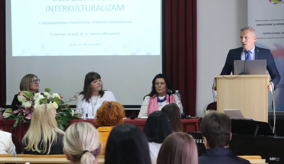 Osijek, 18. 09. 2025, Fakultet za odgojne i obrazovne znanosti, FOOZOS, Osijek. Nastavna zgrada, Konferencija za interkulturalizam - psvećena pok. Vesnici Mlinarević... Thomir Florijančić.snimio GOJKO MITIĆ