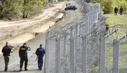 epa05583622 A police officer (C) and border guard (L) from Poland patrol with a Hungarian policeman (R) along the temporary border fence on the Hungarian-Serbian border near Roszke, 180 kms southeast of Budapest, Hungary, 13 October 2016. Polish policemen and border guards have been deployed to help the work of the Hungarian police force to protect the border between Hungary and Serbia against illegal immigration in the frame of the border controlling cooperation of the V4 (Visegrad Four) countries. EPA/Zoltan Mathe HUNGARY OUT