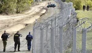epa05583622 A police officer (C) and border guard (L) from Poland patrol with a Hungarian policeman (R) along the temporary border fence on the Hungarian-Serbian border near Roszke, 180 kms southeast of Budapest, Hungary, 13 October 2016. Polish policemen and border guards have been deployed to help the work of the Hungarian police force to protect the border between Hungary and Serbia against illegal immigration in the frame of the border controlling cooperation of the V4 (Visegrad Four) countries. EPA/Zoltan Mathe HUNGARY OUT