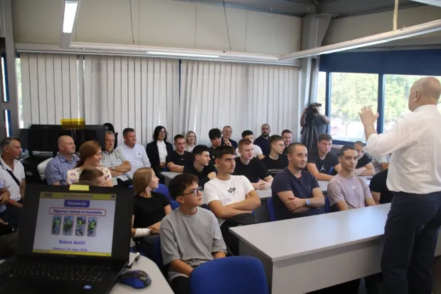 VINKOVCIU prostoru i na poligonu Autokluba Vinkovci policijski službenici PU vukovarsko-srijemske u suradnji s Autoklubom Vinkovci proveli su prvu edukaciju učenika o sigurnom upravljanju električnim romobilima.rujan 2025.