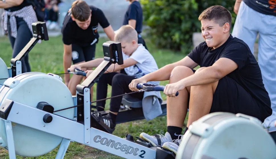 Osijek, 18. 09. 2025., OŠ F. K. Frankopana, Sajam slobodnog vremenasajam slobodnog vremena; slobodno vrijeme; sajam; škola; školarci; učenik; učenici; posjetitelji; djeca; roditelji; sport; hobi; veslanjeSNIMILA: LAURA BUNJEVAC