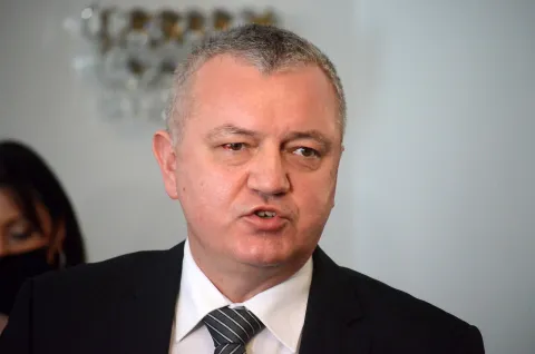 osijek, 21 siječnja 2021, 10.45 sati, županija, trg ante starčevića, župan Ivan Anušić i ministar prostornog uređenja, graditeljstva i državne imovine Darko Horvat potpisali su Ugovor o darovanju nekretnine (OLT Osijek) u svrhu provedbe programa revitalizacije brownfield područja OLT Osijek. Potpisivanju Ugovora nazočili su ministrica regionalnog razvoja i fondova EU Nataša Tramišak i gradonačelnik Grada Osijeka Ivan Radić. novinar dario kuštrosnimio zdenko pušić