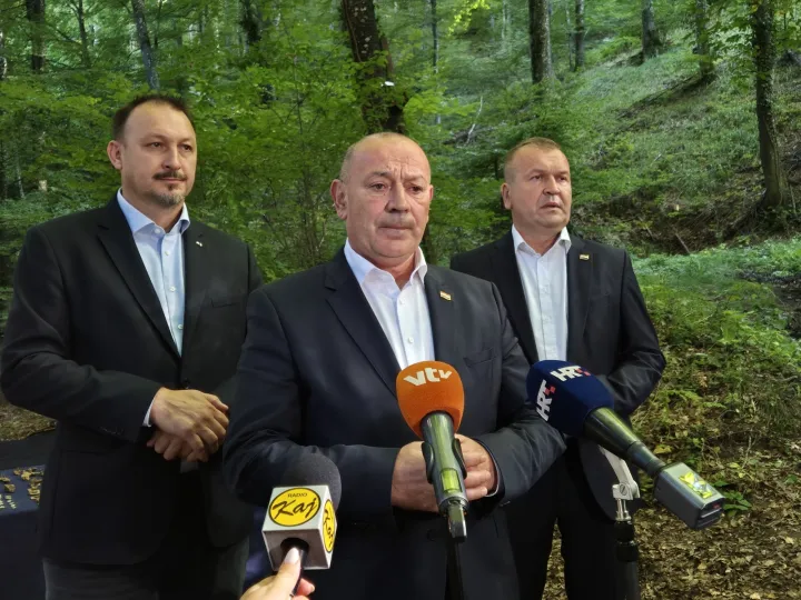 Novi Marof, 18.9.2025. - Ministar hrvatskih branitelja i potpredsjednik Vlade Tomo Medved obišao je u četvrtak lokacije iskapanja žrtava poraća Drugog svjetskog rata na području Kipišća kod Novog Marofa. Tijekom posljednjih desetak dana na tim su lokacijama pronađeni posmrtni ostaci 36 žrtava. foto HINA/ Siniša KALAJDŽIJA/ sk