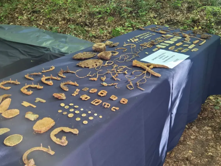 Novi Marof, 18.9.2025. - Ministar hrvatskih branitelja i potpredsjednik Vlade Tomo Medved obišao je u četvrtak lokacije iskapanja žrtava poraća Drugog svjetskog rata na području Kipišća kod Novog Marofa. Tijekom posljednjih desetak dana na tim su lokacijama pronađeni posmrtni ostaci 36 žrtava. foto HINA/ Siniša KALAJDŽIJA/ sk