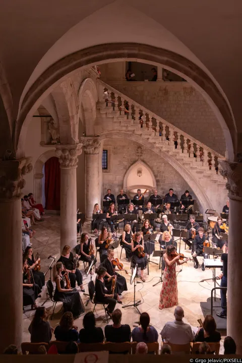 09.08.2025., Knezev dvor, Dubrovnik - Koncert Dubrovackog simfonijskog orkestra uz solisticu Alinu Pogostkinu na violini uz ravnanje madjarskog dirigenta Gergely Madarasa. Photo: Grgo Jelavic/PIXSELL