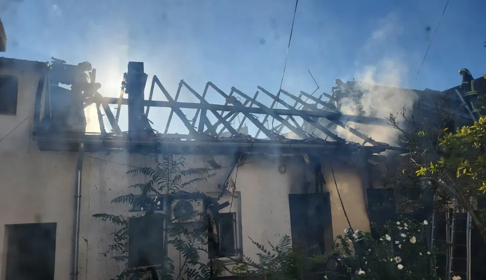 Jutros je u 6 sati izbio požar dvorišnih stanova na kućnome broju 3 u Sunčanoj ulici.