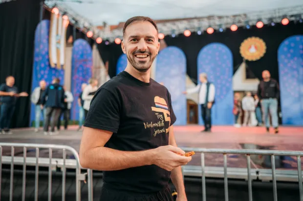 Vremeplov najveće tradicijske manifestacije, kroz svečanost otvorenja ovogodišnjih, 60. Vinkovačkih jeseni, vraća nas samom ishodištu, na Borince. Temu prati i scenografija koju, kao i lani, potpisuje Dubravko Mataković.