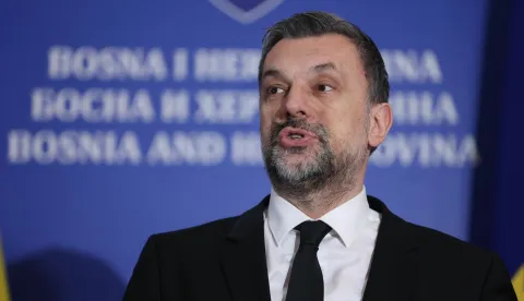 Sarajevo, 17.3.2025.- Ministar vanjskih poslova BiH Elmedin Konakovi? ocijenio je u ponedjeljak kako se trenuta?na politi?ka kriza u njegovoj zemlji mo?e rije?iti samo na dva na?ina, odnosno ili uhi?enjem predsjednika Republike Srpske Milorada Dodika ili njegovim bijegom iz BiH. Na slici Elmedin Konakovi? nakon sjednice Vije?a ministara BiH. foto HINA/ FENA/ Hazim Aljovi?/ ua