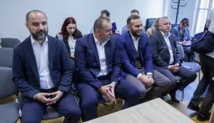 Zagreb, 19.09.2025.-  Zagrebački Županijski sud, suđenje Darko Horvatu, jedinom ministru uhićenom tijekom mandata te bivšim ministrima Tomislavu Tolušiću, Josipu Aladroviću i nekadašnjem potpredsjedniku vlade Borisu Miloševiću zbog nezakonitosti s dodjelom poticaja i zapošljavanjem. Uskokova optužnica za aferu "Po babi i po stričevima" tereti Horvata, Tolušića i Miloševića za pogodovanje pri dodjeli novčani potpora za područja naseljena nacionalnim manjinama, a bivšeg ministra Aladrovića i gradonačelnika Županje Damira Juzbašića za nezakonita zapošljavanja. Na fotografiji Boris Milošević, Damir Juzbašić, Josip Aladrović, Darko Horvat.foto HINA/ Admir BULJUBAŠIĆ/ abu
