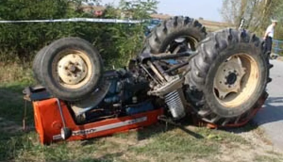 Prometna nesreća s poginulim traktoristom, poginuo, traktor, smrtno stradao, policija, očevid, ilustracija