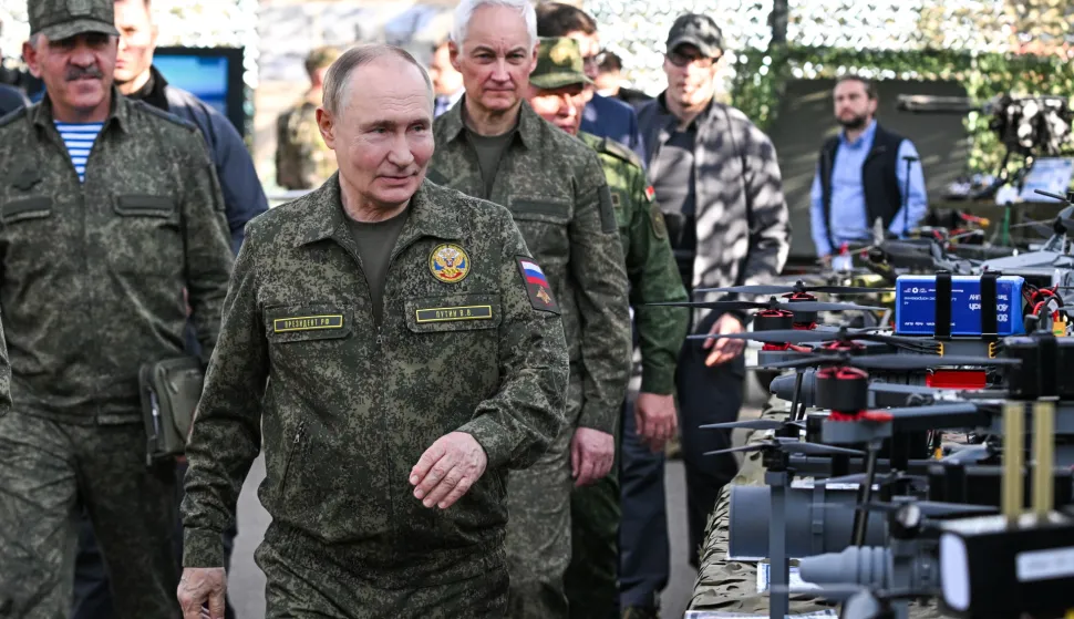 epa12382936 Russian President Vladimir Putin, accompanied by Deputy Defence Minister Yunus-Bek Yevkurov (L) and Defense Minister Andrei Belousov (R), inspects Russian weapons and equipment during the Russian-Belarusian joint military drills 'Zapad 2025' (West 2025) at the Mulino training ground, Nizhny Novgorod region, Russia, 16 September 2025. EPA/SERGEY BOBYLEV/SPUTNIK/KREMLIN POOL MANDATORY CREDIT