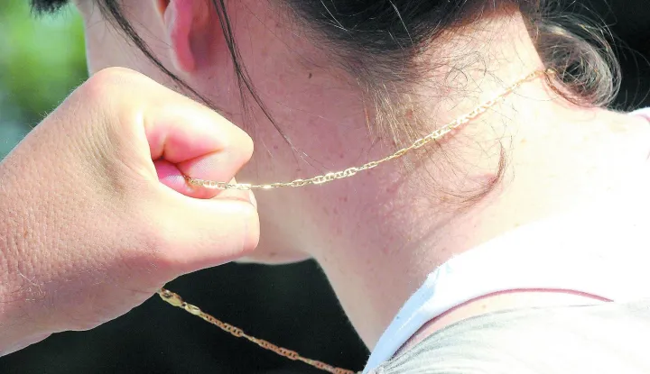 strgnuo lančić ženi s vrata u Osijeku