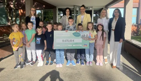 PRIVLAKAPočela je provedba projekta "EKOavantura – učionica pod krošnjama" OŠ Stjepana Antolovića iz Privlake, u sklopu dm natječaja ZAJEDNO za zelene ideje.rujan 2025.