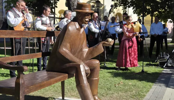 VINKOVCIU parku na Trgu bana Šokčevića svečano je otkriven spomenik osnivačima Vinkovačkih jeseni, najveće hrvatske tradicijske kulturne manifestacije. Skulptura u bronci "Osnivač" rad je vinkovačkog akademskog kipara Dejana Durakovića, a prikazuje lik Šokca koji s pogledom prema središnjoj pozornici Jeseni postaje personifikacija svih onih velikana grada i sela koji su stvarali Vinkovačke jeseni. Sa zlatnom jabukom u rući simbolizira Vinkovce, Borince, Vinkovačke jeseni, plodnost i život slavonskog čovjeka.19. 9. 2025.