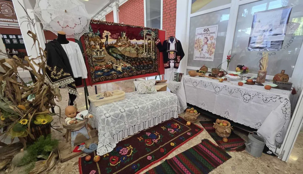 VINKOVCI - U organizaciji učeničke zadruge "Vridne ruke" i turističke skupine "Istraživači baštine" predvorje vinkovačke Srednje strukovne škole ukrašeno je u skladu s Vinkovačkim jesenima što se upravo održavaju u gradu na BosutuRUJAN 2025.