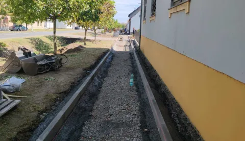 STRIZIVOJNADa neka ulica u nekom mjestu dobiva novi nogostup, osim za tu lokalnu sredinu, tu lokalnu zajednicu, i nije neka vijest, no kada nove nogostupe dobiva najduža ulica u Republici Hrvatskoj – Ulica braće Radić u Strizivojni, onda je to megaprojekt koji teče kroz više godina, kroz više investicija, odnosno etapa, kao i iz više izvora su/financiranja.lipanj 2025.