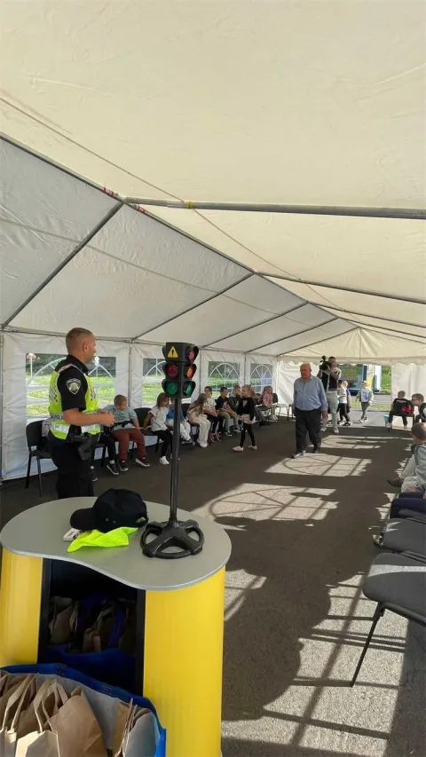 Policijski službenici Postaje prometne policije Osijek jučer su dočekali prve ovogodi&scaron;nje prva&scaron;iće iz Osnovne &scaron;kole Josipovac na prometnom vježbali&scaron;tu za obuku djece pje&scaron;aka i biciklista u Ulici svetog Leopolda Bogdana Mandića, gdje su u suradnji s predstavnicima Automoto kluba Slavonac započeli održavanje prometno-edukativna predavanja djece u sklopu akcija ''Po&scaron;tujte na&scaron;e znakove'' i ''Sigurno u &scaron;kolu s Hrvatskim autoklubom''.