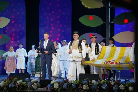 Nakon sinoćnjeg svečanog otvorenja er i uzbuđenja koje se širi gradom, Vinkovačke jeseni ulaze u svoj pretposljednji dan. Subota je u znaku djece, folklora, starih običaja i nezaboravne pjesme, dok se u isto vrijeme odbrojava do vrhunca manifestacije – Svečanog mimohoda, koji nas čeka u sutrašnje prijepodne. 