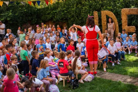 Nakon sinoćnjeg svečanog otvorenja er i uzbuđenja koje se širi gradom, Vinkovačke jeseni ulaze u svoj pretposljednji dan. Subota je u znaku djece, folklora, starih običaja i nezaboravne pjesme, dok se u isto vrijeme odbrojava do vrhunca manifestacije – Svečanog mimohoda, koji nas čeka u sutrašnje prijepodne. 
