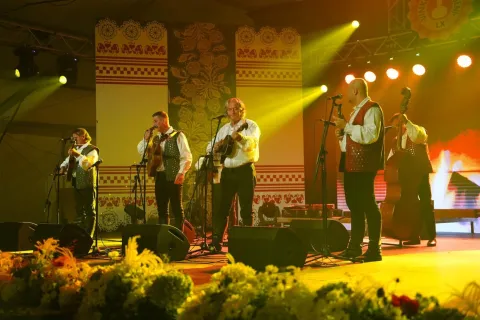 Nakon sinoćnjeg svečanog otvorenja er i uzbuđenja koje se širi gradom, Vinkovačke jeseni ulaze u svoj pretposljednji dan. Subota je u znaku djece, folklora, starih običaja i nezaboravne pjesme, dok se u isto vrijeme odbrojava do vrhunca manifestacije – Svečanog mimohoda, koji nas čeka u sutrašnje prijepodne. 