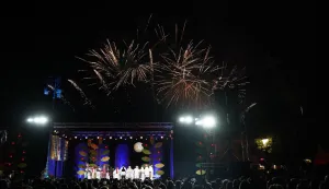 Nakon sinoćnjeg svečanog otvorenja er i uzbuđenja koje se širi gradom, Vinkovačke jeseni ulaze u svoj pretposljednji dan. Subota je u znaku djece, folklora, starih običaja i nezaboravne pjesme, dok se u isto vrijeme odbrojava do vrhunca manifestacije – Svečanog mimohoda, koji nas čeka u sutrašnje prijepodne. 
