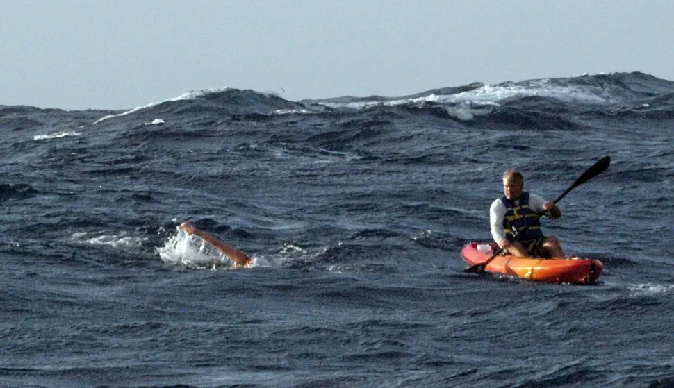 Split/Havaji, 29.08.2018 - Hrvatska dugoprugaka plivačica Dina Levačić u utorak je tijekom preplivavanja 42 kilometra Molokai kanala u havajskom akvtaoriju vidjela morske pse, a upala je i u skupinu meduza koje su je "dosta opekle," izvijestili su u srijedu njezini roditelji eljana i Mladen Levačić koji su bili na pratećem brodu. foto HINA/ Mladen Levačić/ ds