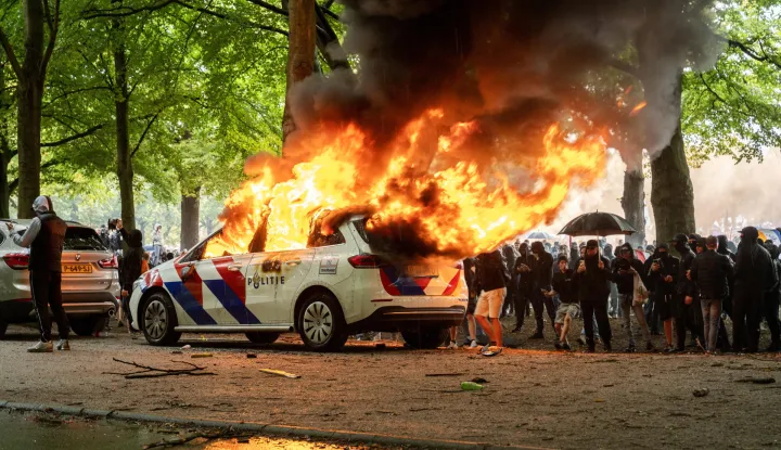 epa12392351 A police car is set on fire during a protest against the current asylum policy on the Malieveld, in the Hague, the Netherlands, 20 September 2025. The initiator, known online as Els Rechts, advocates for less immigration, fair housing policies, and transparency towards the public. EPA/JOSH WALET