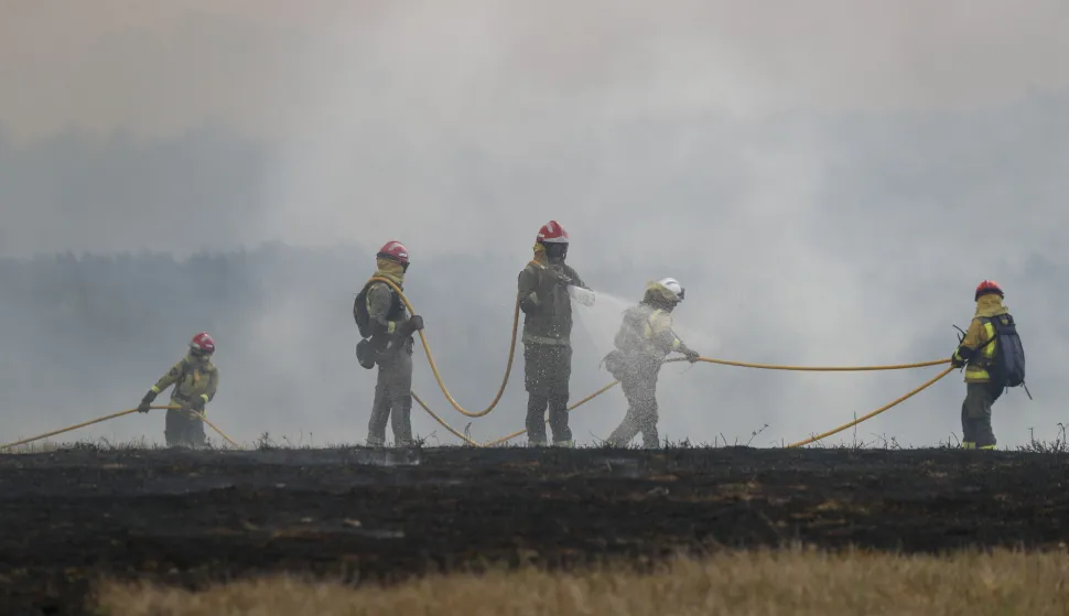 epa12390239 Firefighters work to extinguish a new forest fire that started in the Sil Canyon and is spreading to Lornis, Lugo, Northern Spain, 19 September 2025. A new forest fire started in the Sil Canyon, forcing the closure of the railway line between Ourense and Monforte. The fire is endangering homes, particularly those in San Cosmede and Lornis. EPA/PEDRO ELISEO AGRELO TRIGO